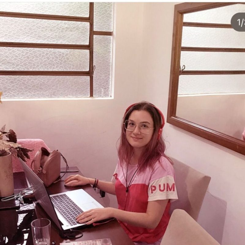 Evelyn Roos escribiendo el libro en su casa