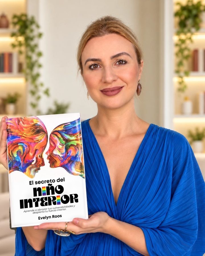 Evelyn Roos con su libro sobre el Niño Interior