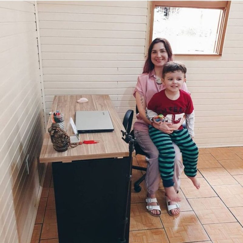Evelyn Roos con su hijo Pedro en la casa de madera